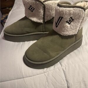 Cozy Olive Green Women's Boots
